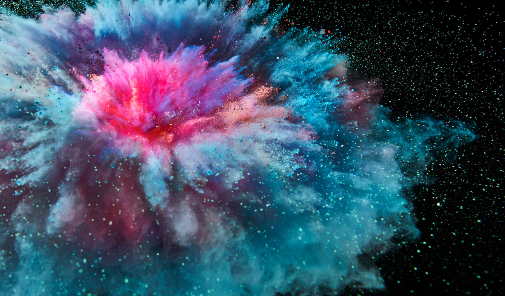 Разноцветный взрыв дыма на черном фоне