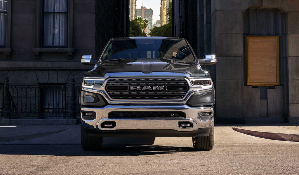 Черный внедорожник Ram 1500, 2019 года