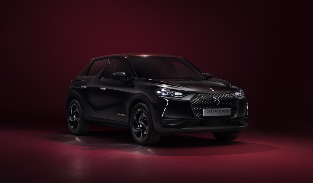 Черный стильный автомобиль DS 3  2019 года на бордовом фоне