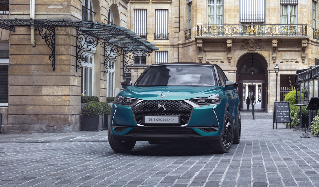Голубой внедорожник DS 3 Crossback 2019 года на улице города