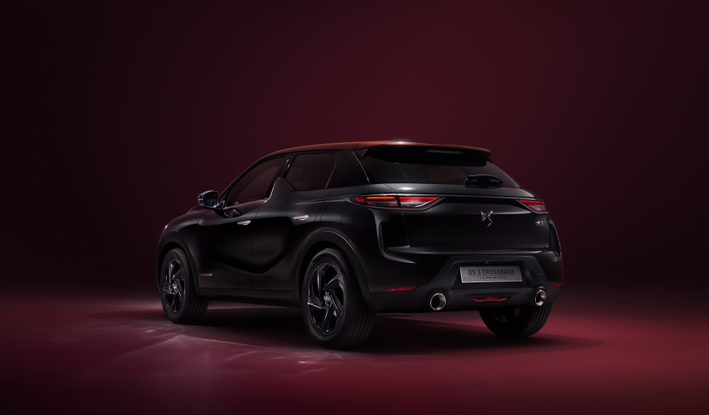 Автомобиль DS 3 Crossback La Premiere 2019 года на бордовом фоне