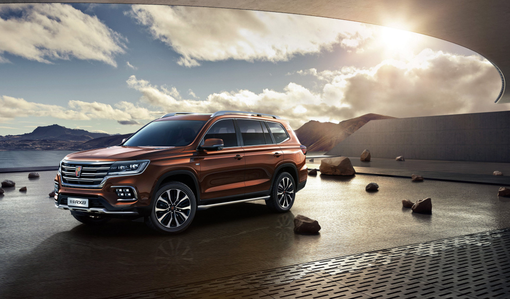 Внедорожник Roewe RX8, 2018 года под красивым небом