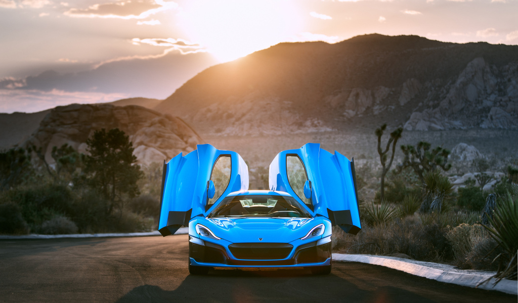 Спорткар Rimac C Two California, 2018 года с открытыми дверями