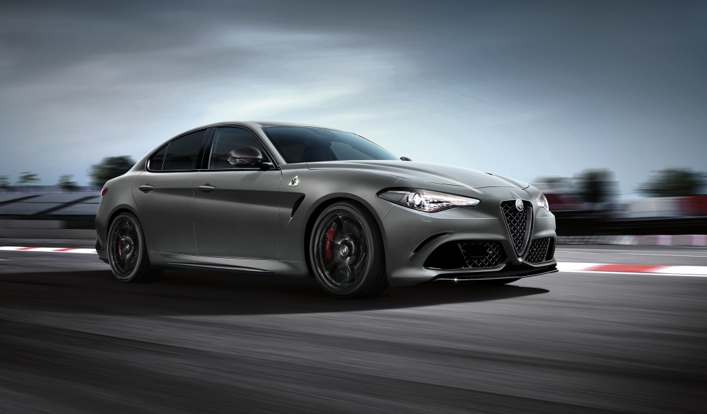 Серебристый автомобиль Alfa Romeo  Quadrifoglio Nurburgring, 2018 года на скорости