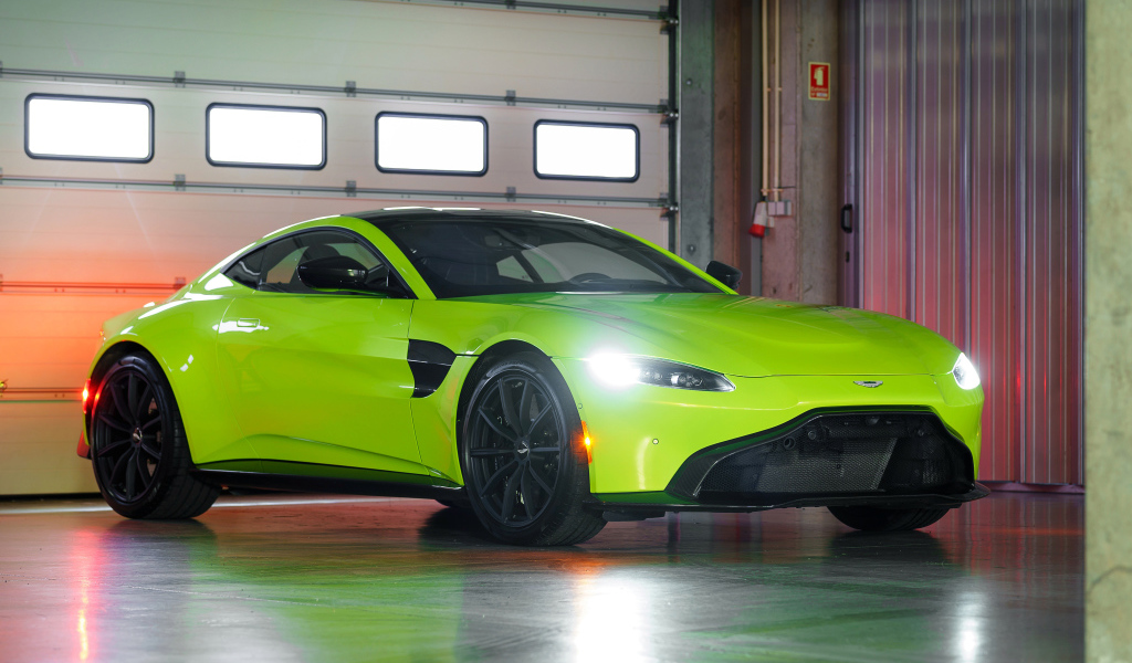 Салатовый автомобиль Aston Martin Vantage, 2019