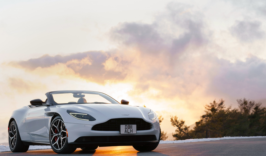 Белый автомобиль кабриолет Aston Martin DB11 V8 Volante, 2019 года