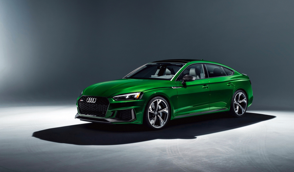 Зеленый автомобиль Audi RS5, 2019