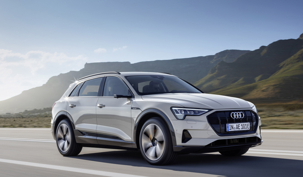 Серебристый автомобиль Audi E-Tron, 2019