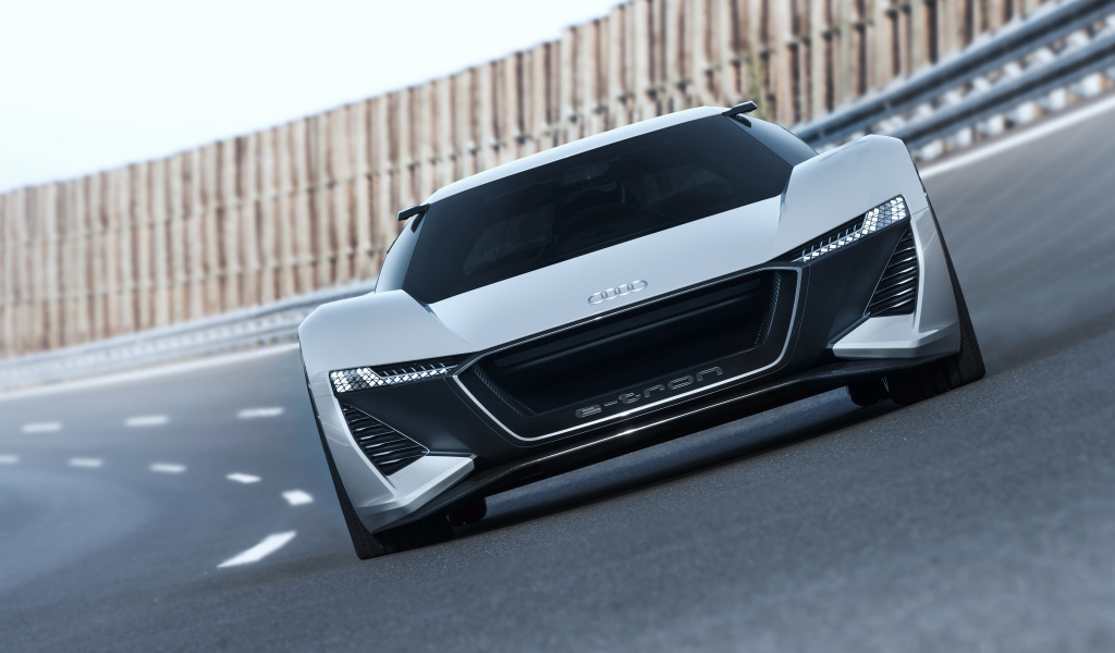 Серебристый быстрый автомобиль Audi PB 18 E-Tron
