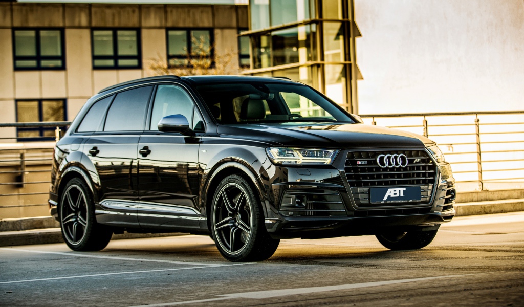 Черный стильный автомобиль Audi SQ7, 2018