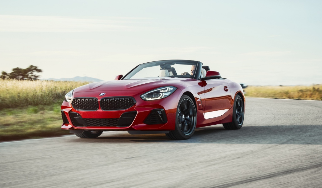 Красный спортивный автомобиль BMW Z4 M40i, 2019