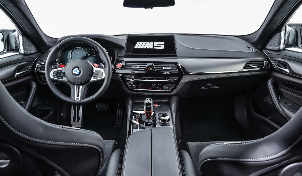 Черный кожаный салон автомобиля BMW M5 MotoGP 