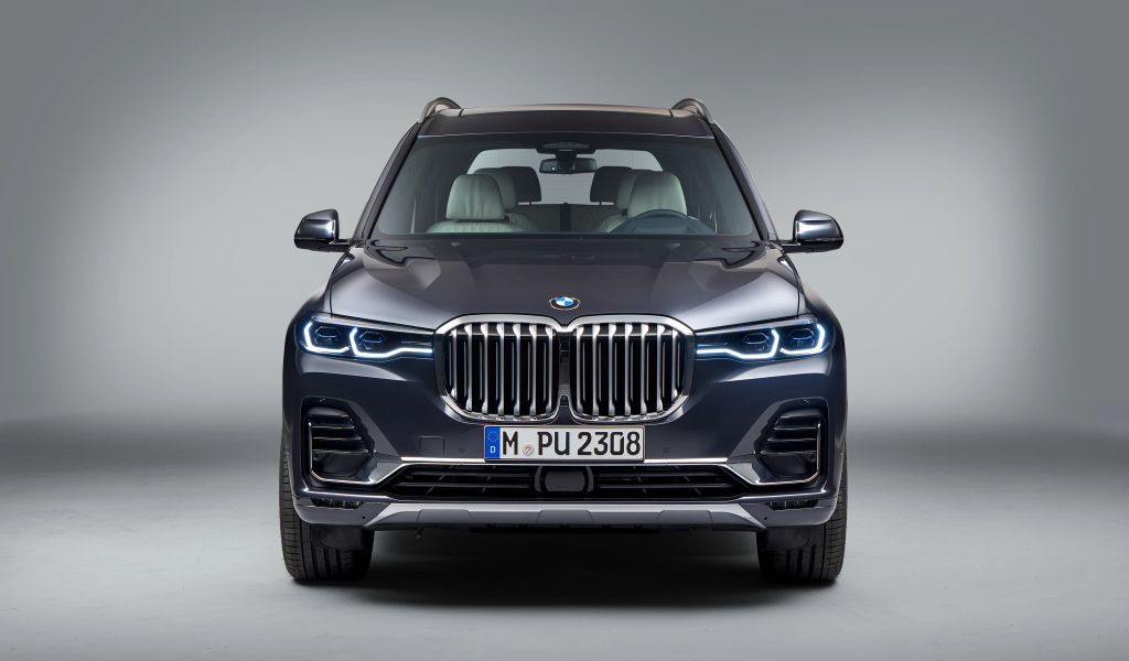 Автомобиль BMW X7  2018 года на сером фоне вид спереди