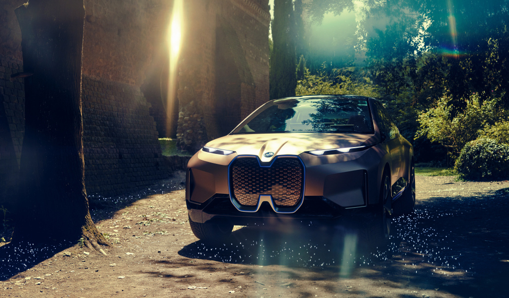 Внедорожник BMW Vision iNEXT едет по лесу