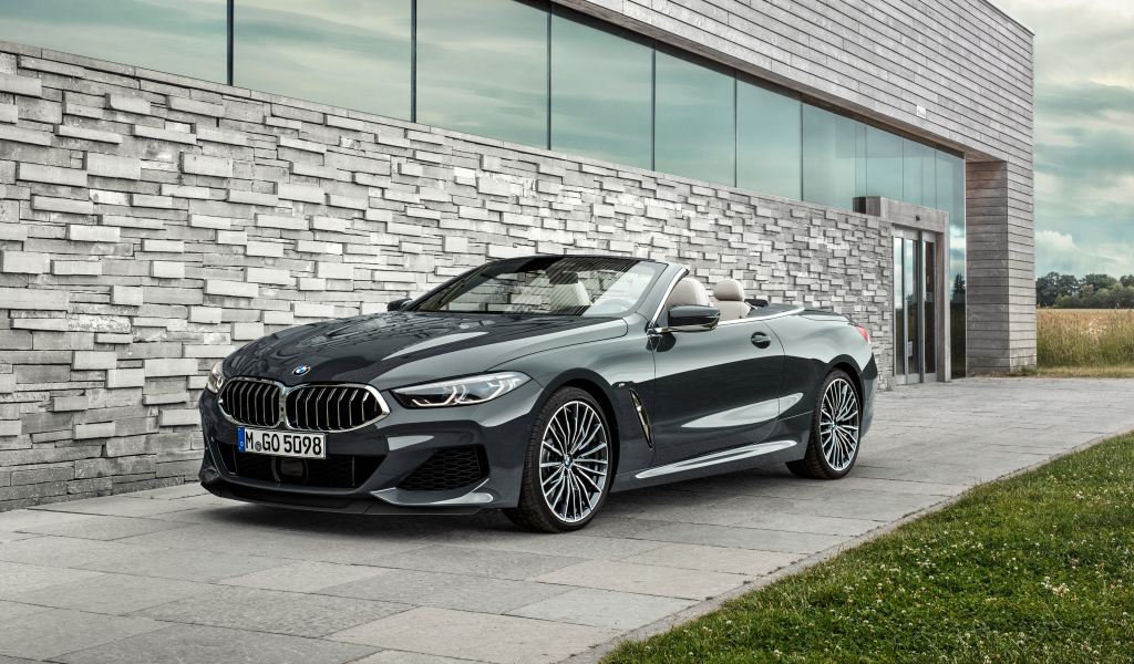 Черный кабриолет BMW M850i 2018 года