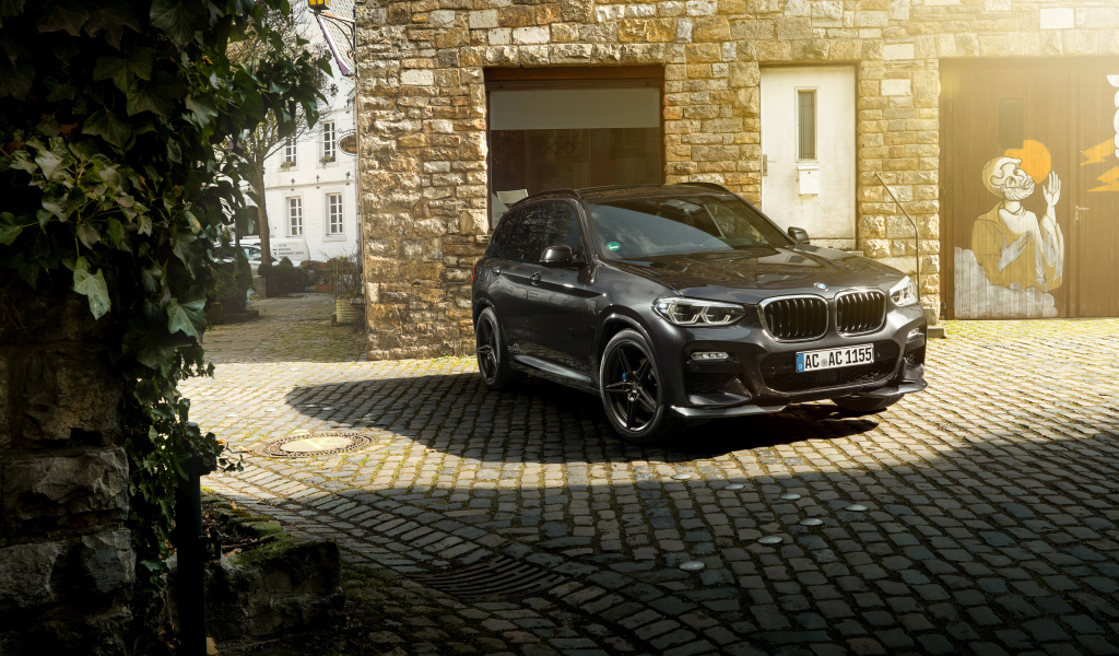 Черный внедорожник  BMW X3, 2018 года в лучах солнца