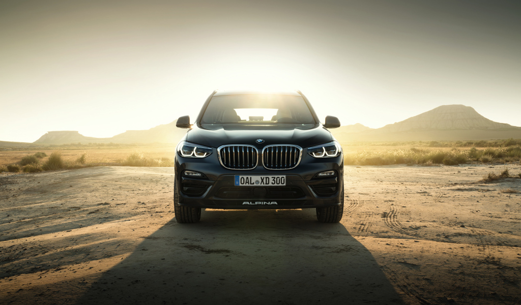 Черный стильный автомобиль BMW Alpina XD3 Allrad, 2018 на фоне солнца