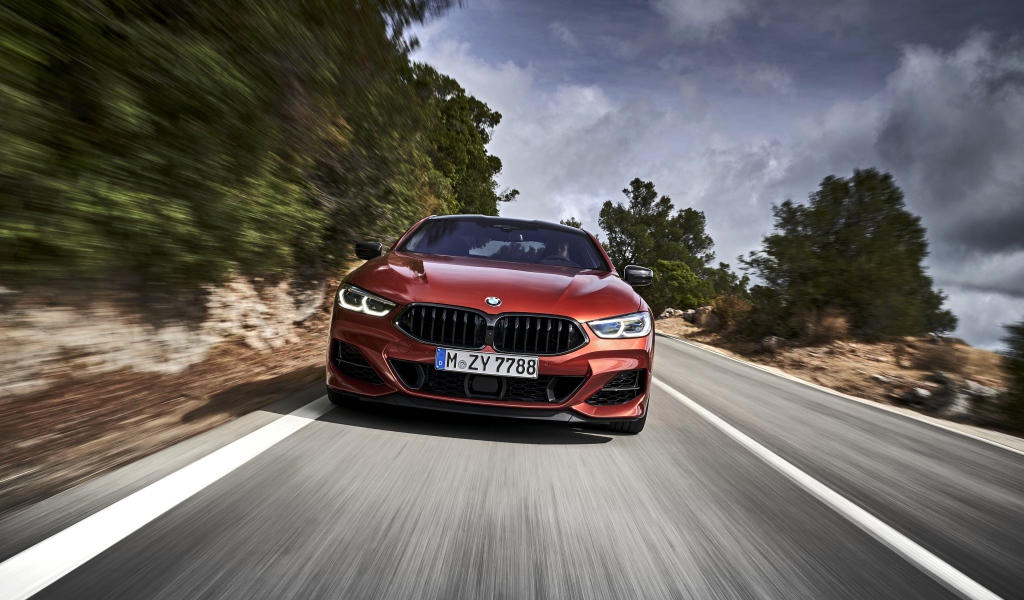 Бордовый автомобиль BMW 8 Series на трассе