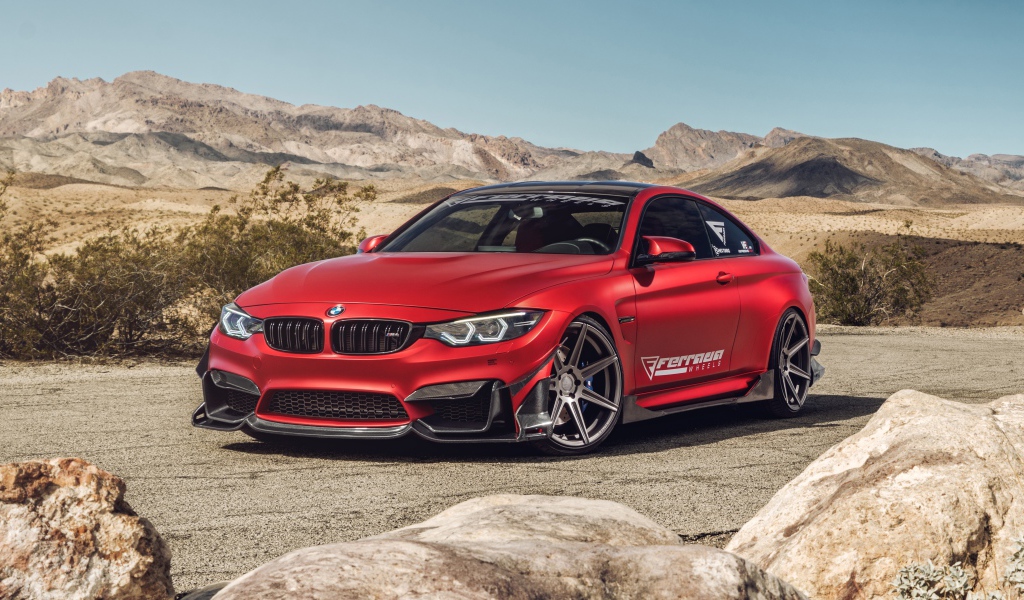 Автомобиль Ferrada Red Matte BMW M4 на фоне гор