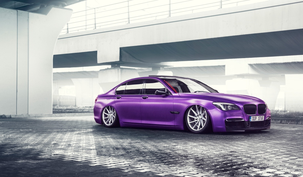 Фиолетовый автомобиль BMW 7 Series