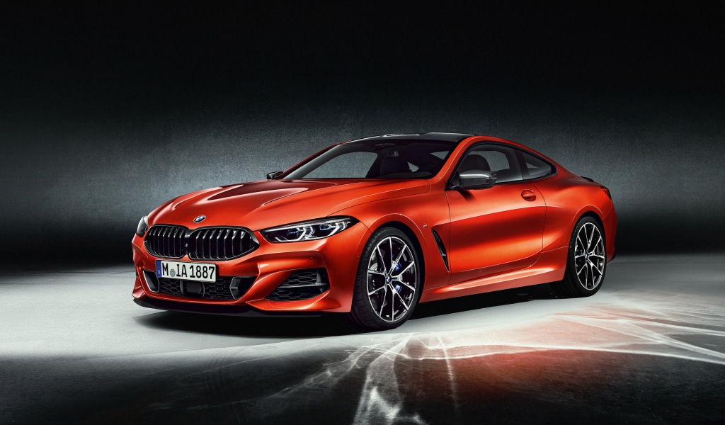Красный быстрый автомобиль BMW M850i XDrive Carbon Package 2018