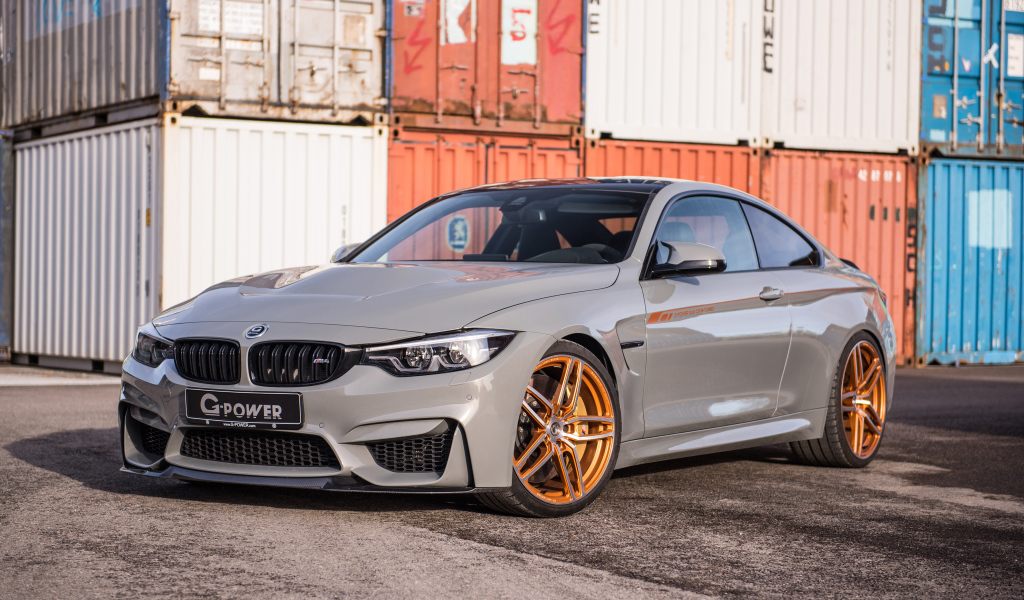 Серебристый автомобиль BMW M4 CS 2018