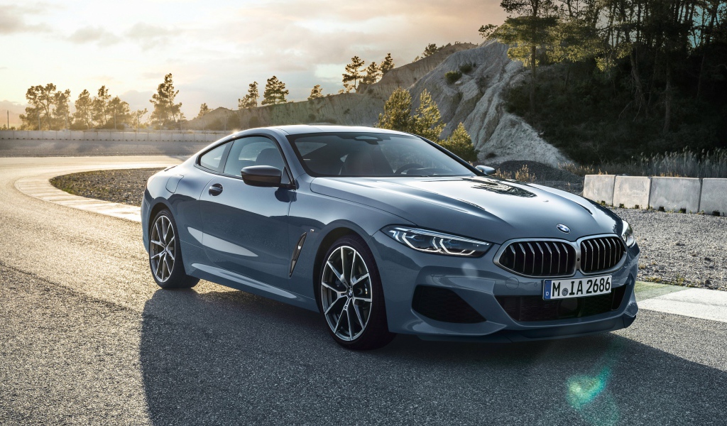 Серебристый автомобиль BMW M850i XDrive 2018