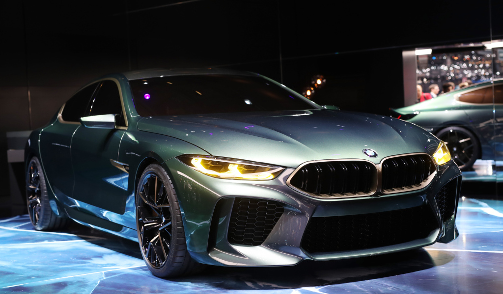 Серебристый автомобиль BMW M8 Gran Coupe в салоне