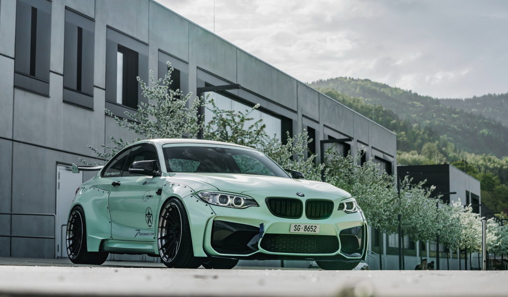 Спортивный автомобиль BMW M2 2018