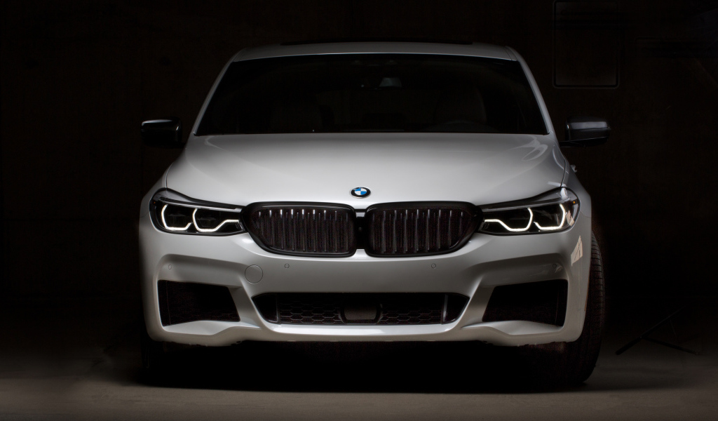 Белый автомобиль BMW 640i GranTurismo, 2018 вид спереди