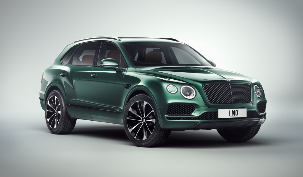 Зеленый автомобиль Bentley Bentayga 2018 года на сером фоне