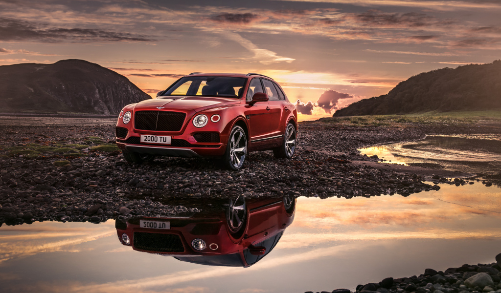 Новый красный автомобиль Bentley Bentayga V8, 2018 отражается в воде