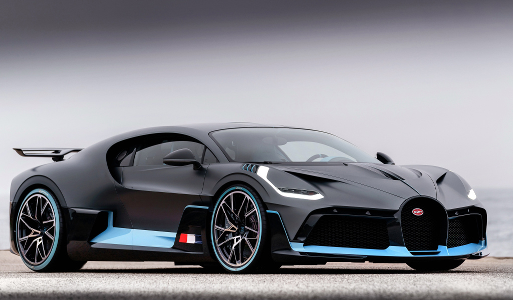 Черный спортивный автомобиль Bugatti Divo, 2018 года на сером фоне
