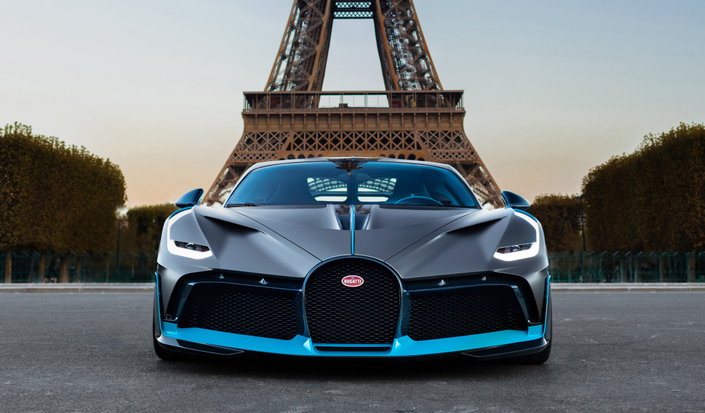 Автомобиль Bugatti Divo на фоне Эйфелевой башни в Париже