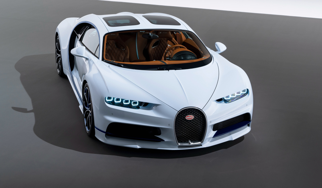 Дорогой белый автомобиль Bugatti Chiron