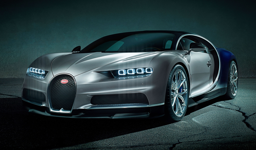 Серебристый быстрый автомобиль Bugatti Chiron, 2018