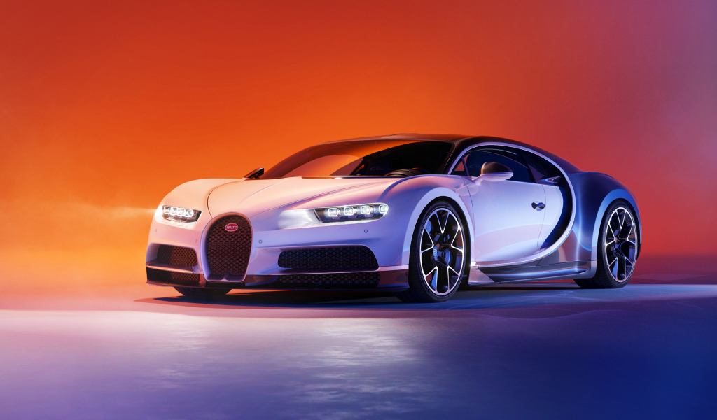 Серебристый дорогой автомобиль Bugatti Chiron