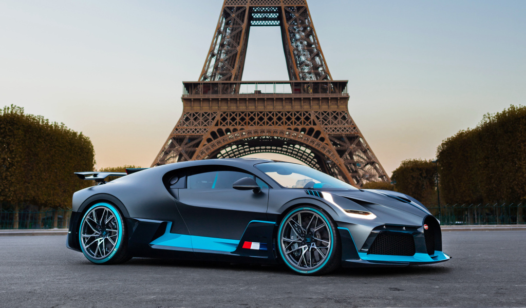 Спортивный автомобиль Bugatti Divo  на фоне Эйфелевой башни