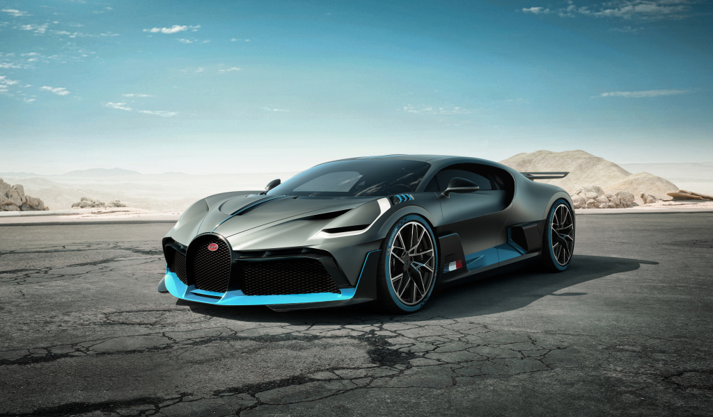 Суперкар Bugatti Divo, 2019 года на фоне голубого неба