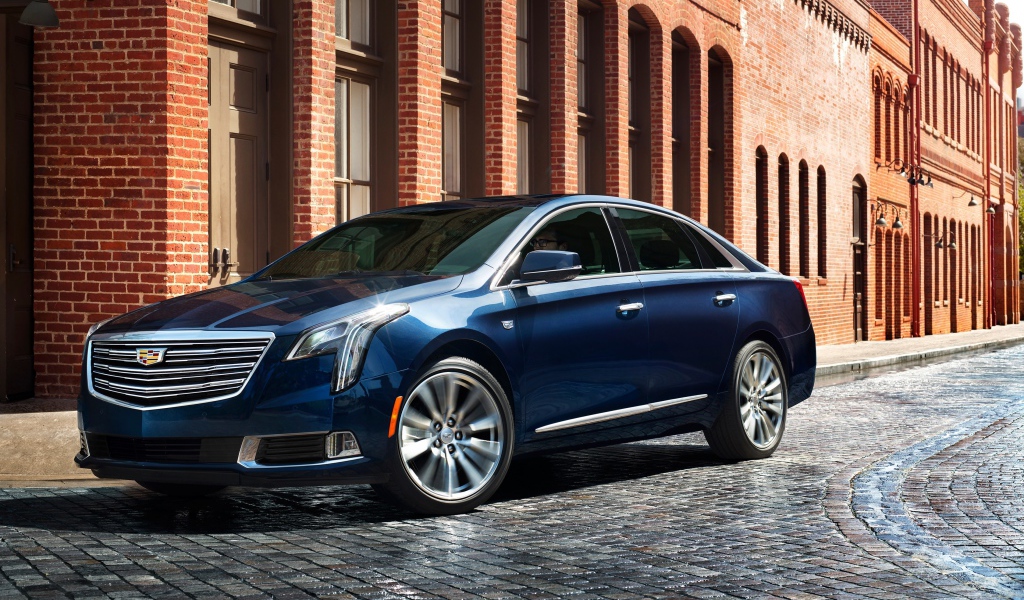Синий стильный автомобиль Cadillac XTS, 2017