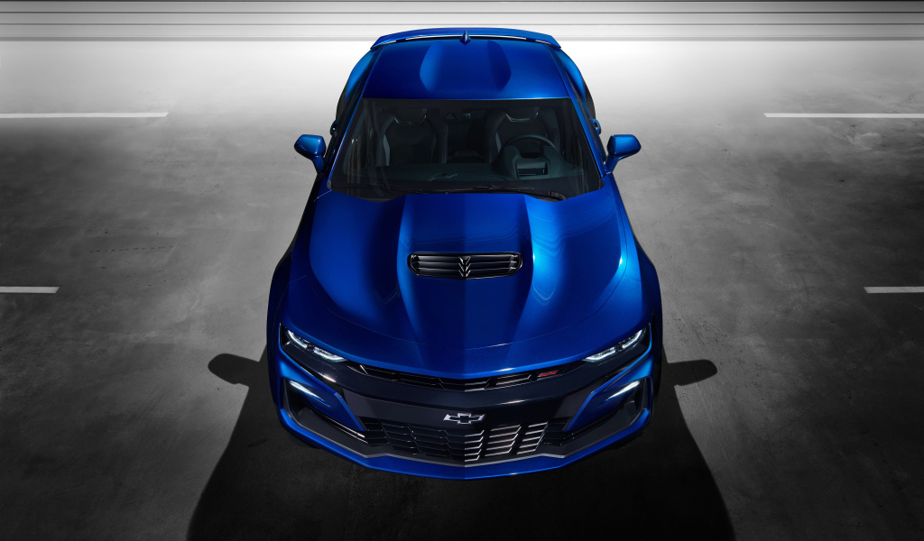 Синий автомобиль Chevrolet Camaro SS, 2018 года