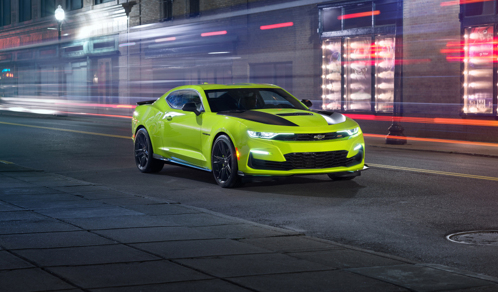 Салатовый автомобиль Chevrolet Camaro SS Shock