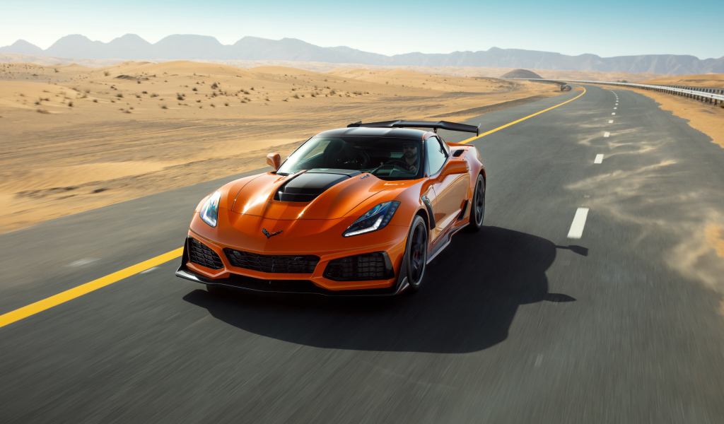 Спортивный автомобиль Chevrolet Corvette ZR1, 2019 на трассе