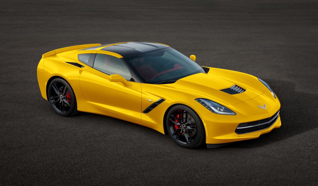 Желтый спортивный автомобиль Chevrolet Corvette