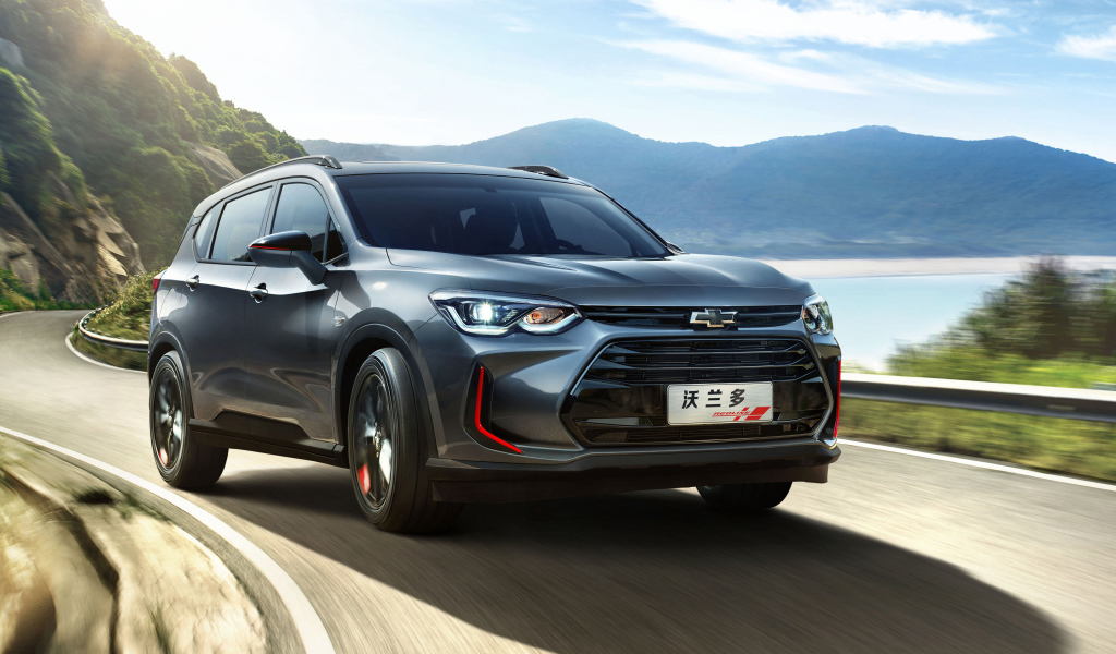 Серебристый внедорожник Chevrolet Orlando 2019 года