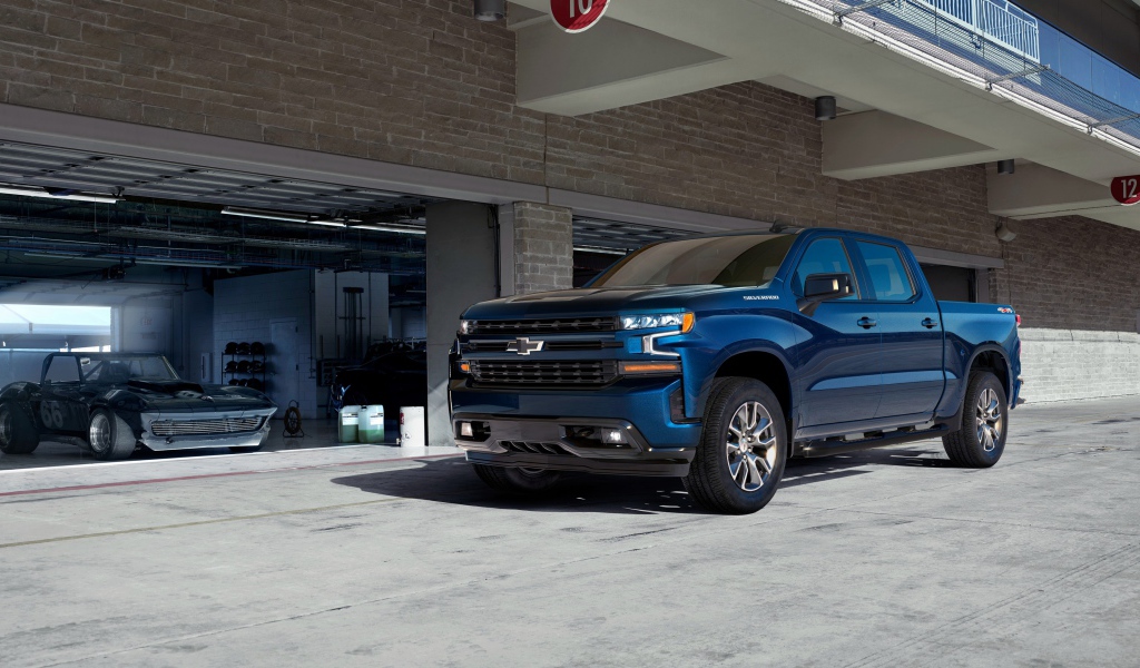 Синий автомобиль пикап Chevrolet Silverado RST, 2018
