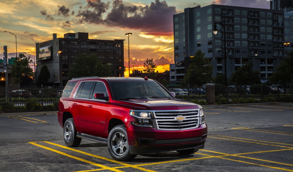 Красный внедорожник Chevrolet Tahoe на парковке
