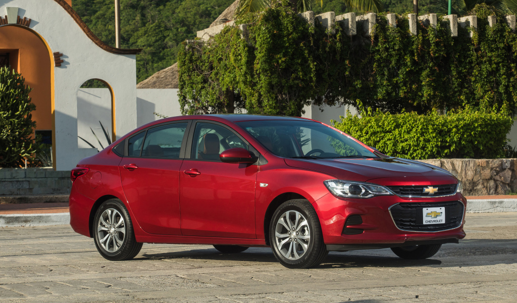 Красный автомобиль Chevrolet Cavalier Premier