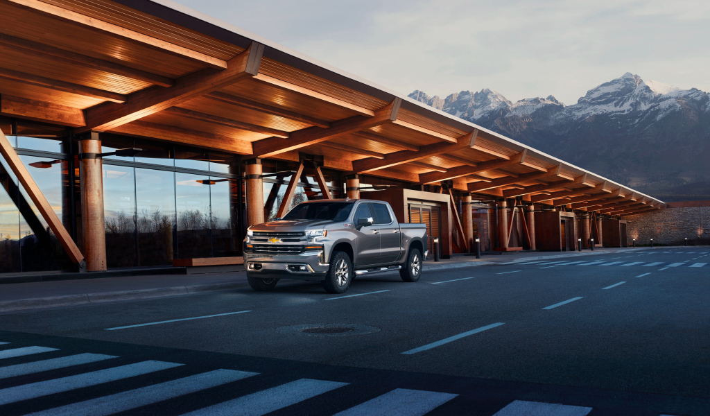 Серебристый пикап Chevrolet Silverado LTZ, 2018