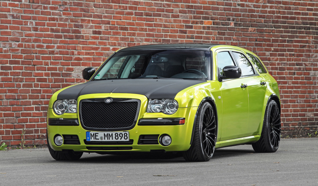 Стильный дорогой автомобиль Chrysler 300C SRT